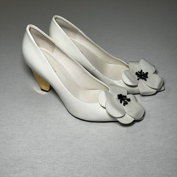 Tory Burch Shoes - Tory Burch Women’s White Floral Pointed Toe Pumps, size 7, wedding, scuffs